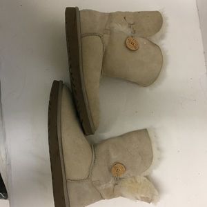 COPY - Women’s uggs boots cream color size 8